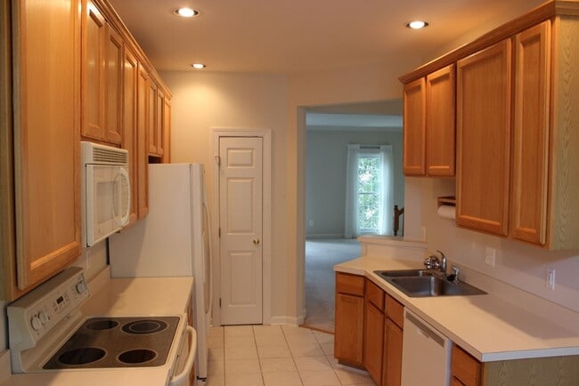 Building Photo - Lovely 3 Bedroom 2.5 Bath Townhome with De...