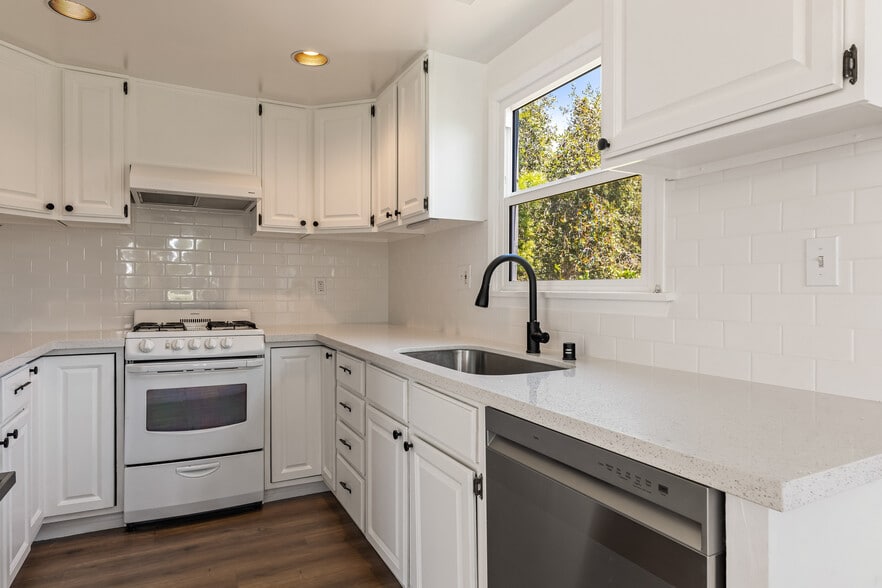 Building Photo - 801 S Burnside Ave