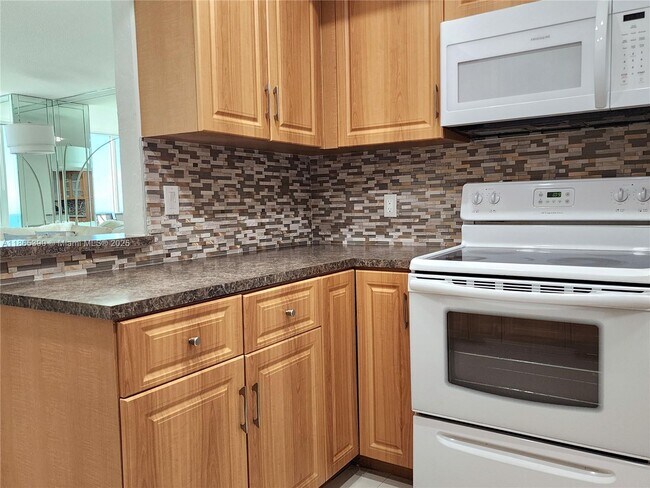 Building Photo - 3505 S Ocean Dr