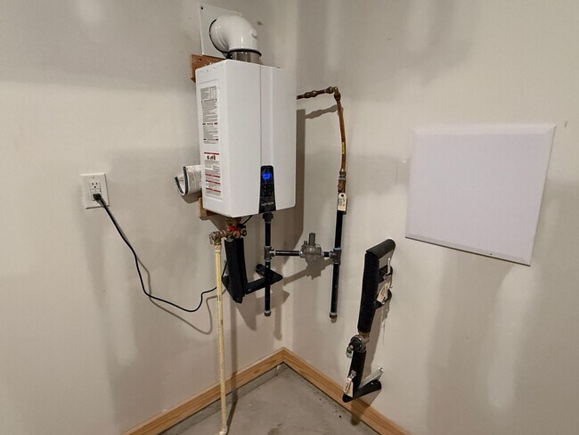 Building Photo - Springville Schools One Level 4 Bedroom / 3 Bathroom/ 3 Car Garage