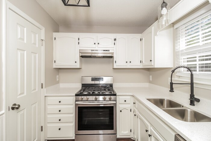 Building Photo - 661 Angela Dr