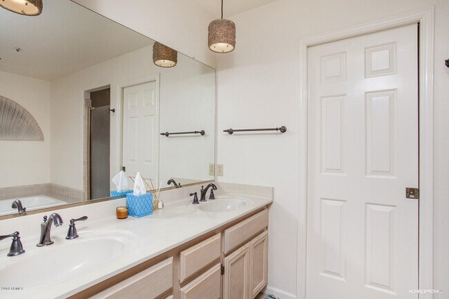 Building Photo - 10860 E San Salvador Dr