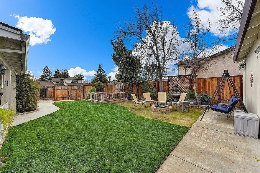 Building Photo - 2331 Robles Dr