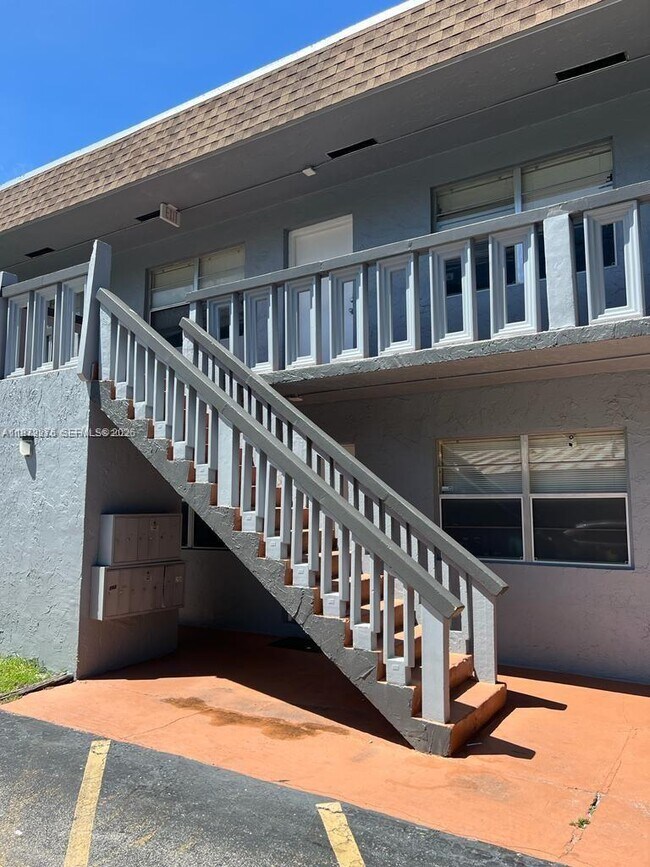 Building Photo - 4732 SW 33rd Ave