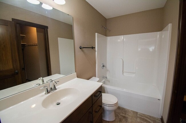 Building Photo - Move-In Ready NW Rochester Home with Finished Lower Level