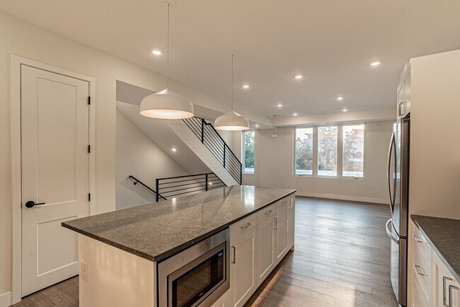 Building Photo - Newer Build 2 Bedroom, 4 Bathroom Jefferson Park Townhome