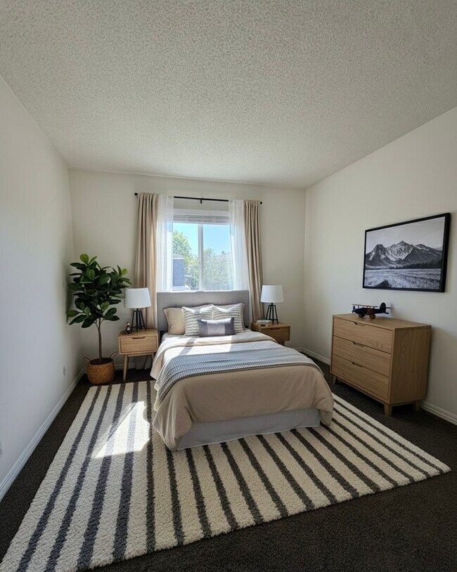 Building Photo - Spacious 3 bedroom 2 bath townhome with 2 car garage in Costa Mesa.