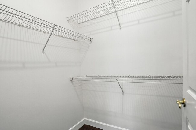 Building Photo - Move-in Ready: 2 Bedroom Condo!