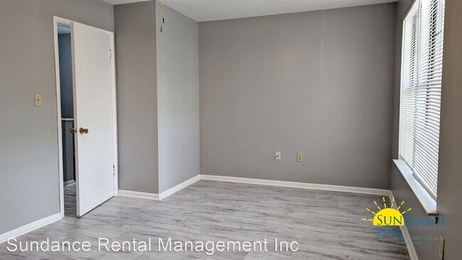 Building Photo - 2 br, 1.5 bath House - 217 Oak Street SE U...