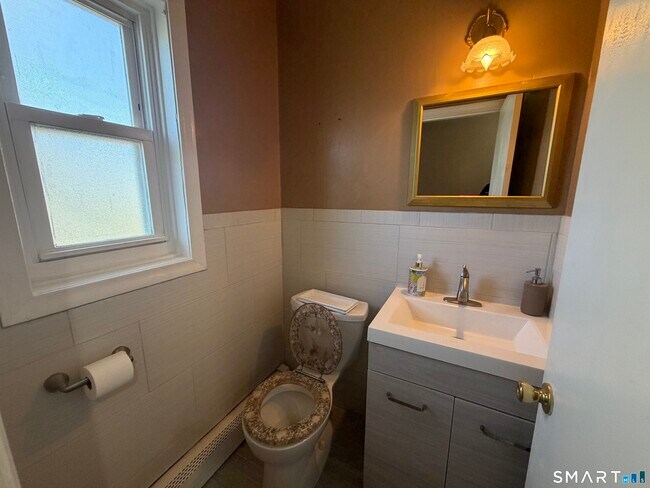 Building Photo - 11 Camelot Dr