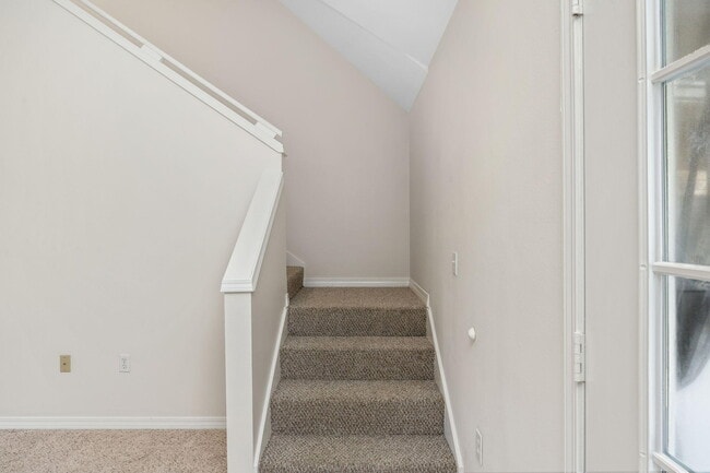 Building Photo - 305 Parkwood Pl