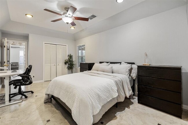 Building Photo - 1501 Broadmoor Dr