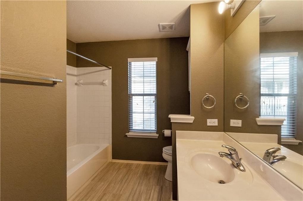 Guest Bath 2 - 1900 Scofield Ridge Pky