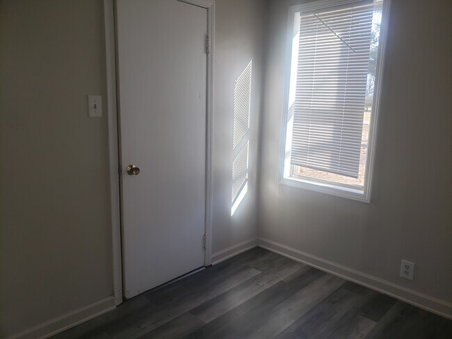 Building Photo - 4285 Parker Rd