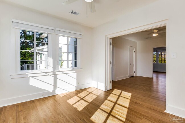 Building Photo - 1515 E Lakeview Ave