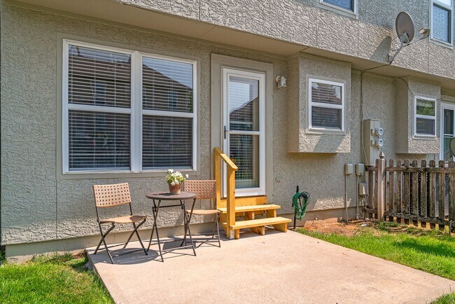 Building Photo - {13862} Spacious townhome in Prime Location + Maintenance Provided Community + Neighborhood Pool ...