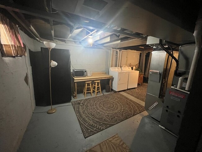 Building Photo - Two Bedroom in East Alton