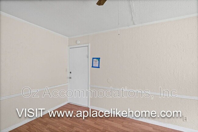 Building Photo - 563 S Ash Ave
