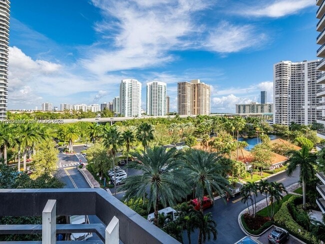 Building Photo - 3600 Mystic Pointe Dr