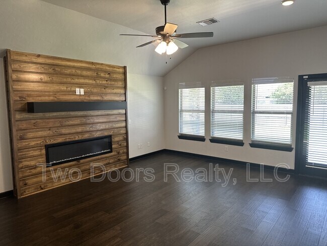 Building Photo - 2229 Roca Dr