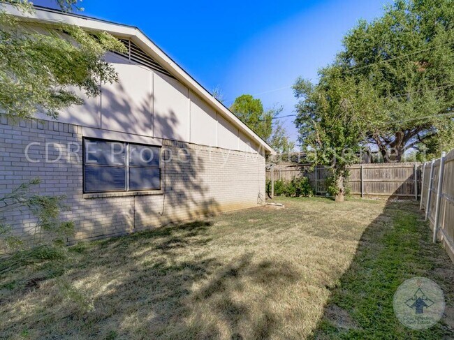 Building Photo - 1905 San Saba Ln