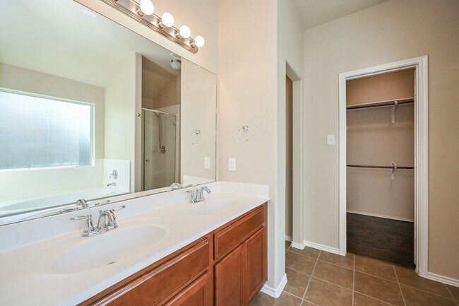 Building Photo - 2119 Mateo Park Dr