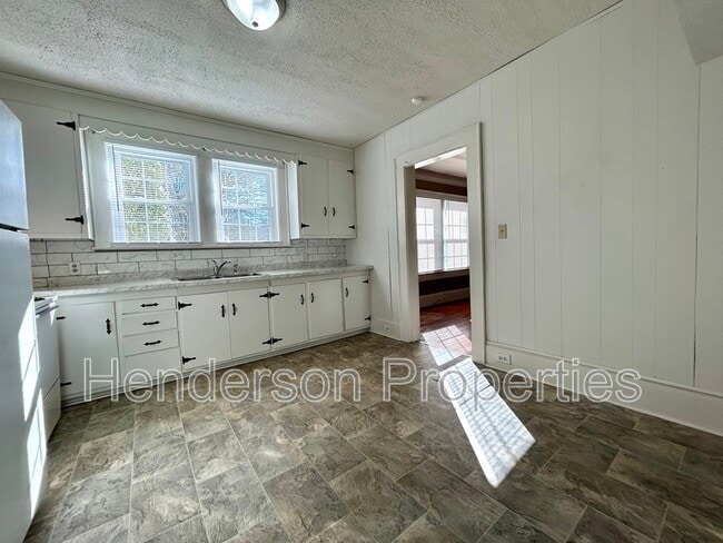 Building Photo - 935 Old Charlotte Rd SW