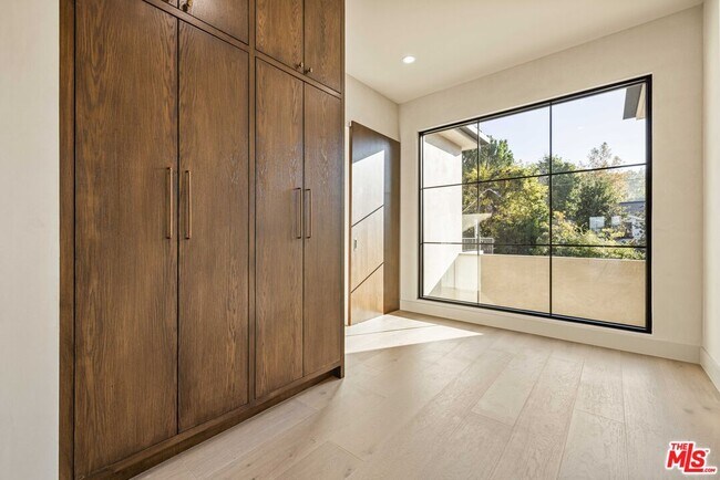 Building Photo - 14273 Greenleaf St