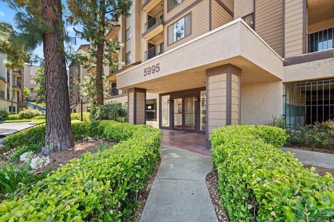 Building Photo - Large 2 bedroom 2 bathroom condo available...