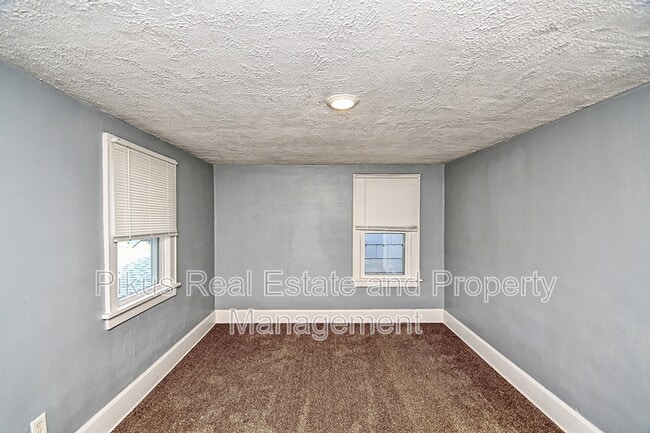 Building Photo - 2912 Grove Pl SW