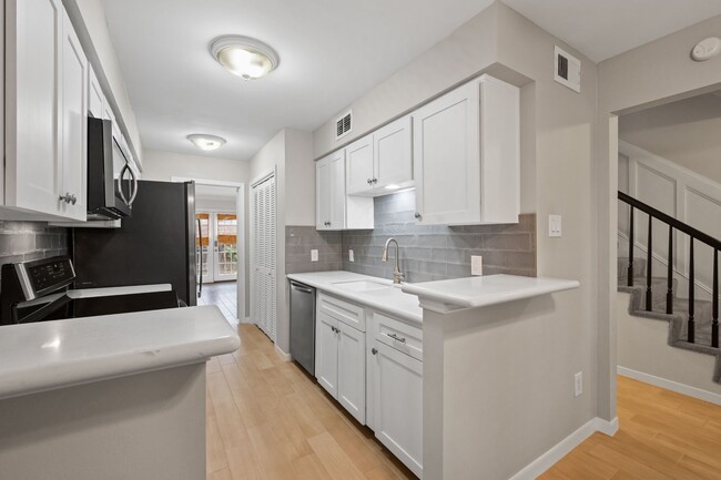 Building Photo - 10180 Longmont Dr