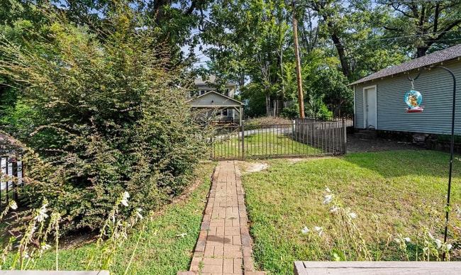 Building Photo - 4920 Lee Ave