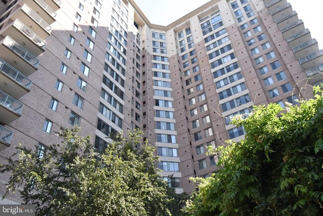 Building Photo - 851 N Glebe Rd