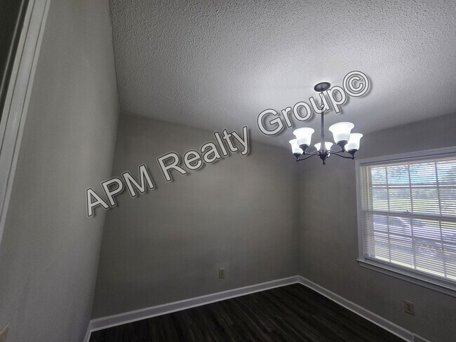 Building Photo - Spacious three bedroom West Columbia home