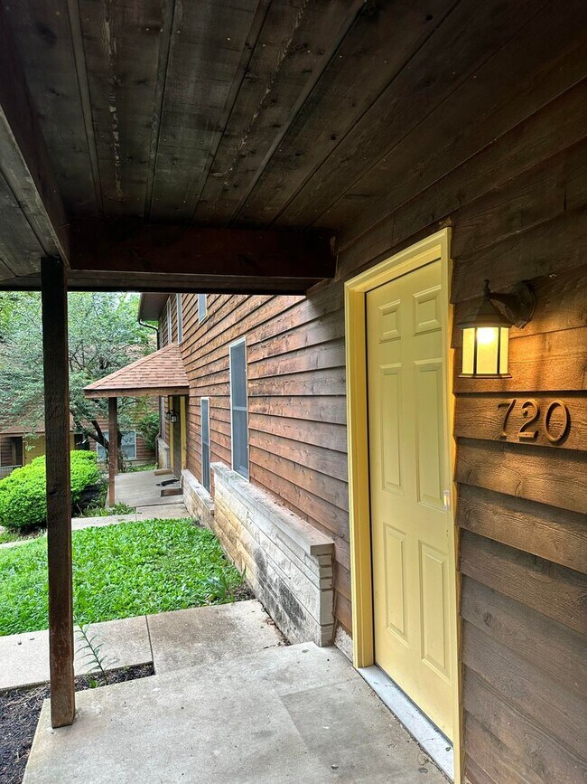 Building Photo - PRICE REDUCED! 3 bedroom, 2.5 bath Townhouse: Cedar Grove Townhomes!