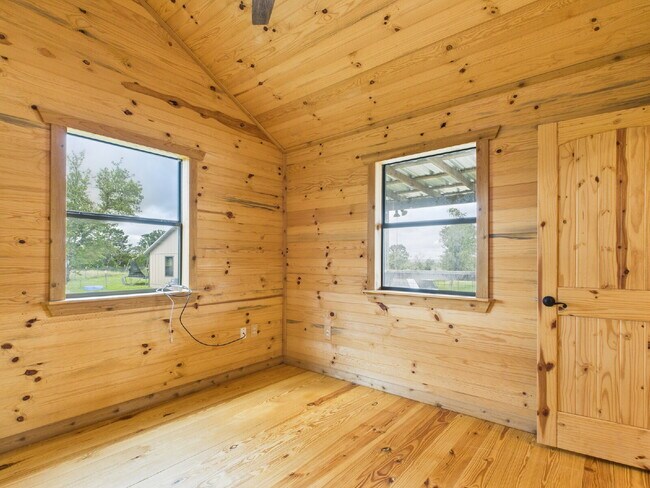 Building Photo - 2/2 Custom Cabin