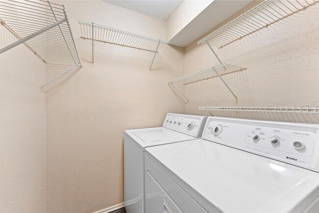 Building Photo - 10871 Braes Bend Dr