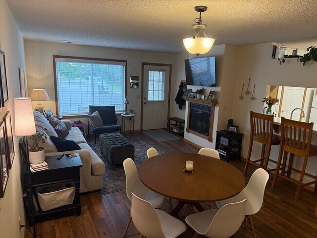Building Photo - 2 Bed | 1.5 Bath Townhome with Attached Garage- Apple Valley -Available NOW