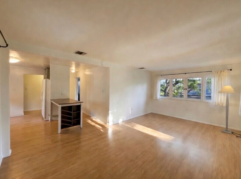 Open area L/R - 5033 Campo Rd