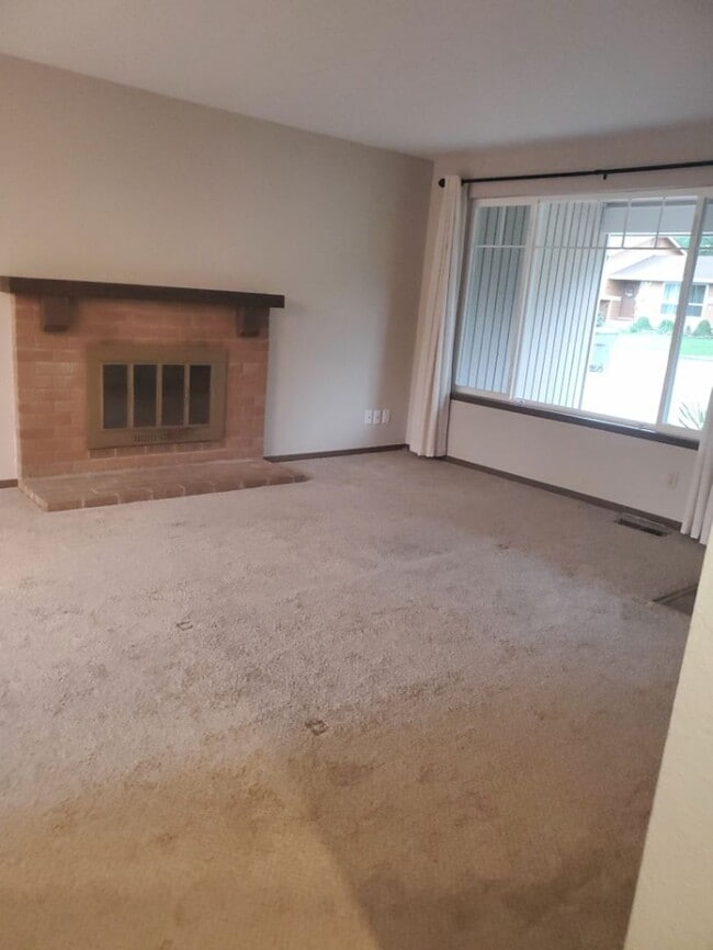 Building Photo - Charming Rambler in Renton Highlands