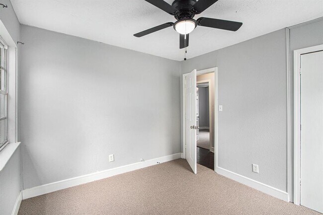 Building Photo - 9414 Rosehaven Dr