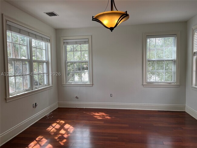 Building Photo - 570 Loretto Ave