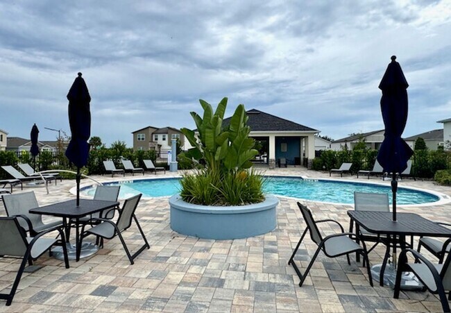 Building Photo - For Rent - 3 BEDROOM 2.5 BATHROOM TOWNHOUS...