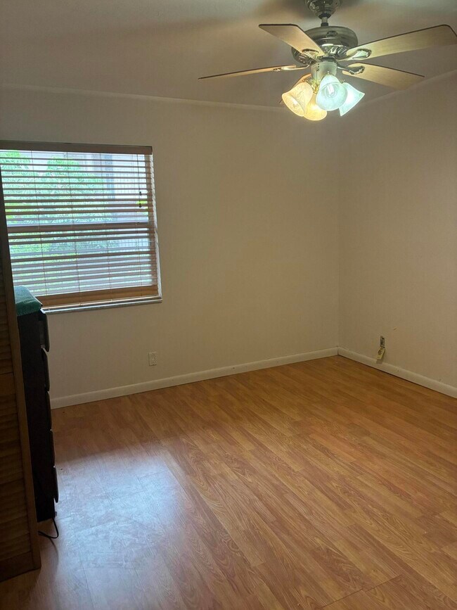 Building Photo - 2821 Somerset Dr