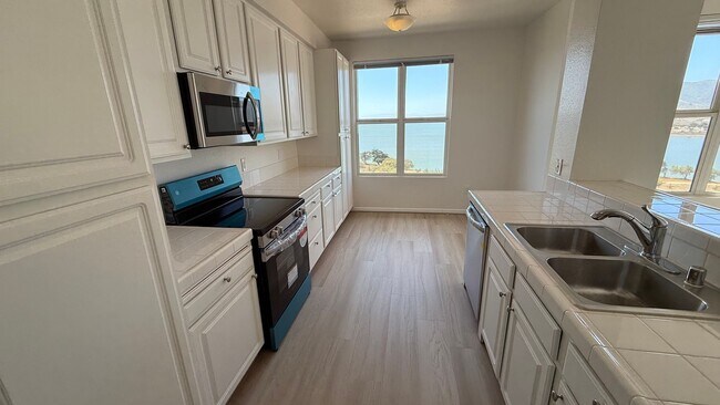 Building Photo - Epic REA - Top floor, Sweeping Views, 3 BR...