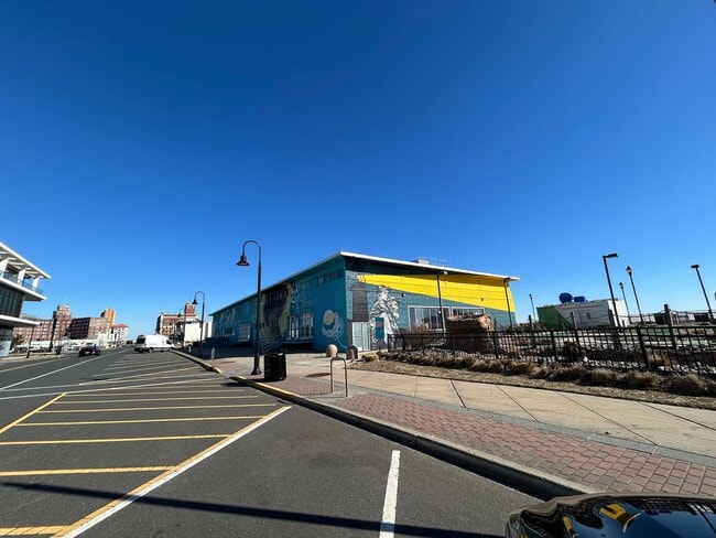 Building Photo - Gorgeous 3 bedroom 1 1/2 bathroom Single F...