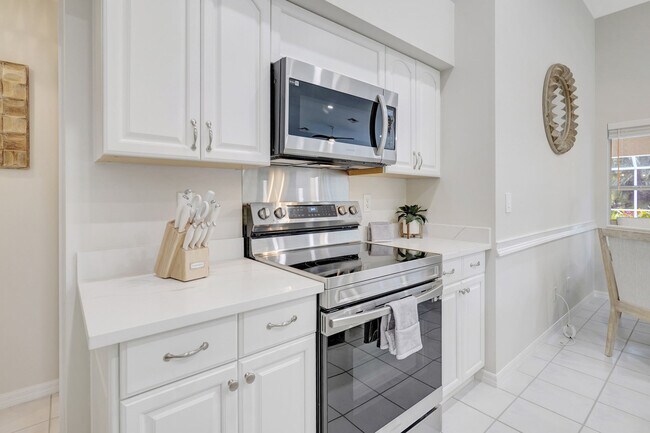 Building Photo - 6726 Sloane Pl