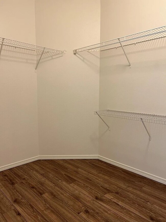 Building Photo - Enormous Tri-Level Townhome 2/2 w/Bonus Room Available Feb. 6th