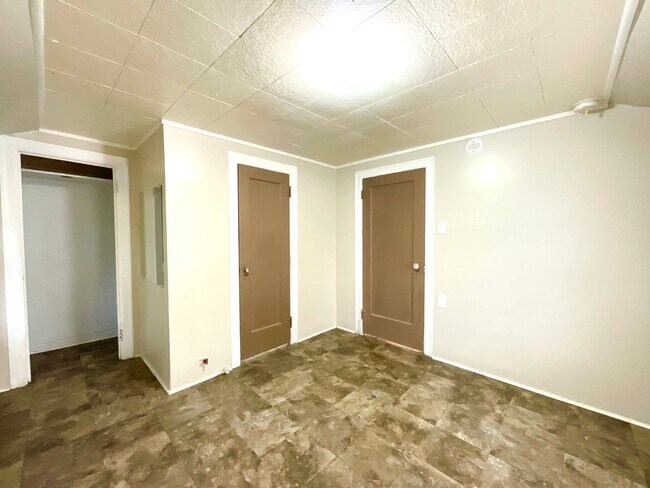 Building Photo - 810 W Magnolia Ave