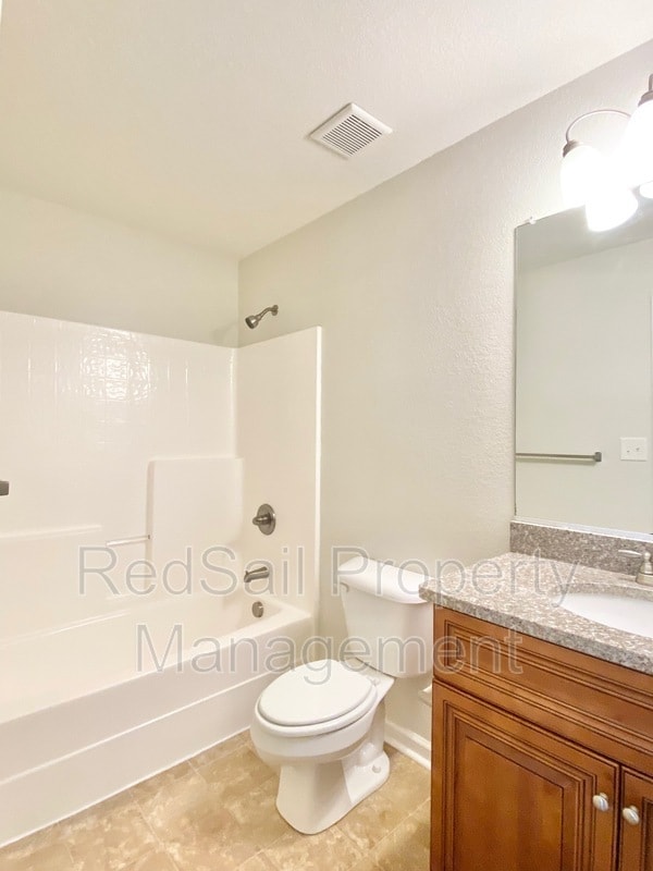 Building Photo - 717 Dissdale Ln
